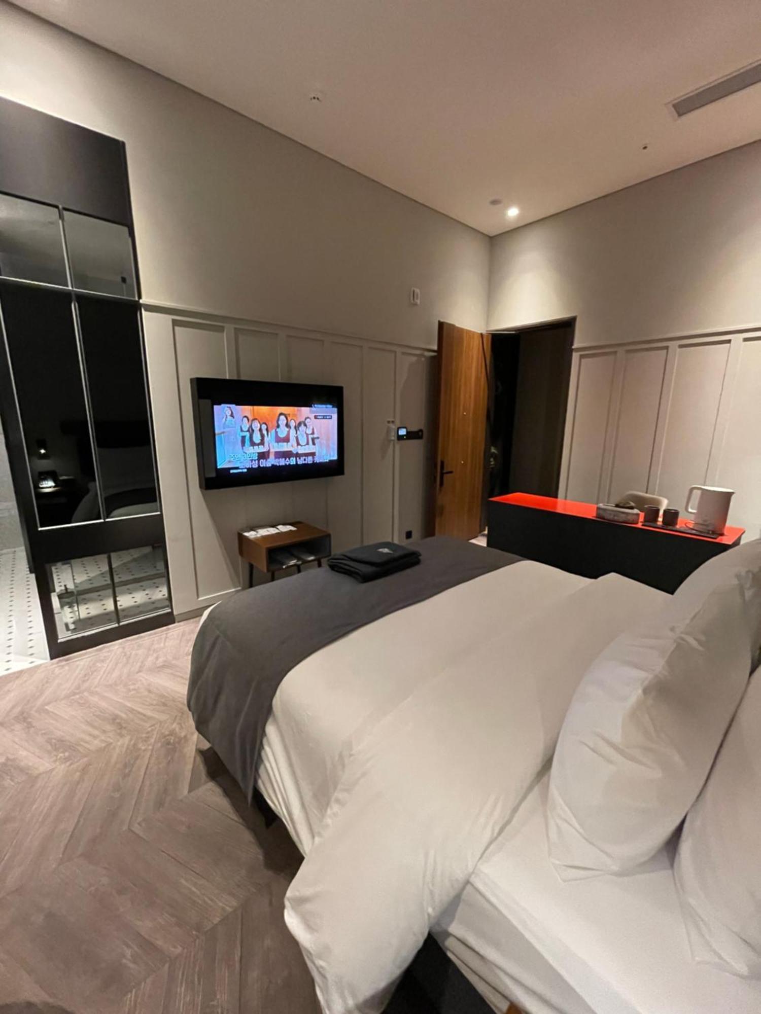 Junibino Hotel Hongdae Сеул Экстерьер фото